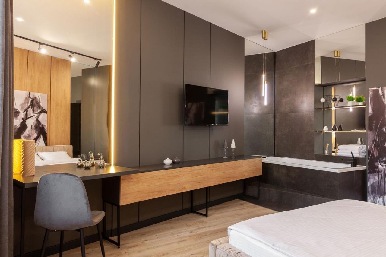 Royal Romantic Apartment With Bathtub Lviv Kültér fotó