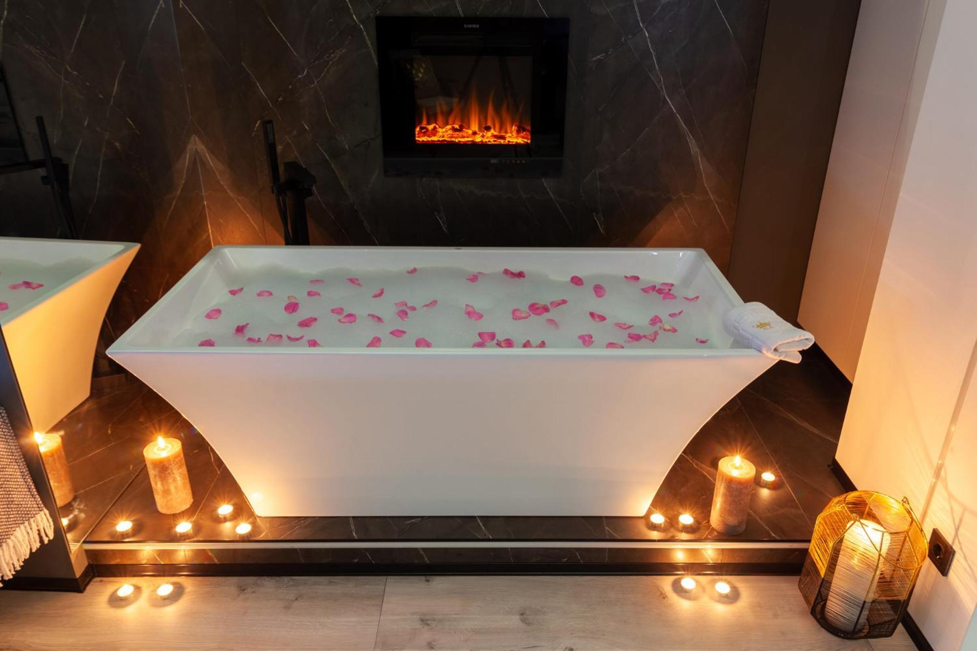 Royal Romantic Apartment With Bathtub Lviv Kültér fotó