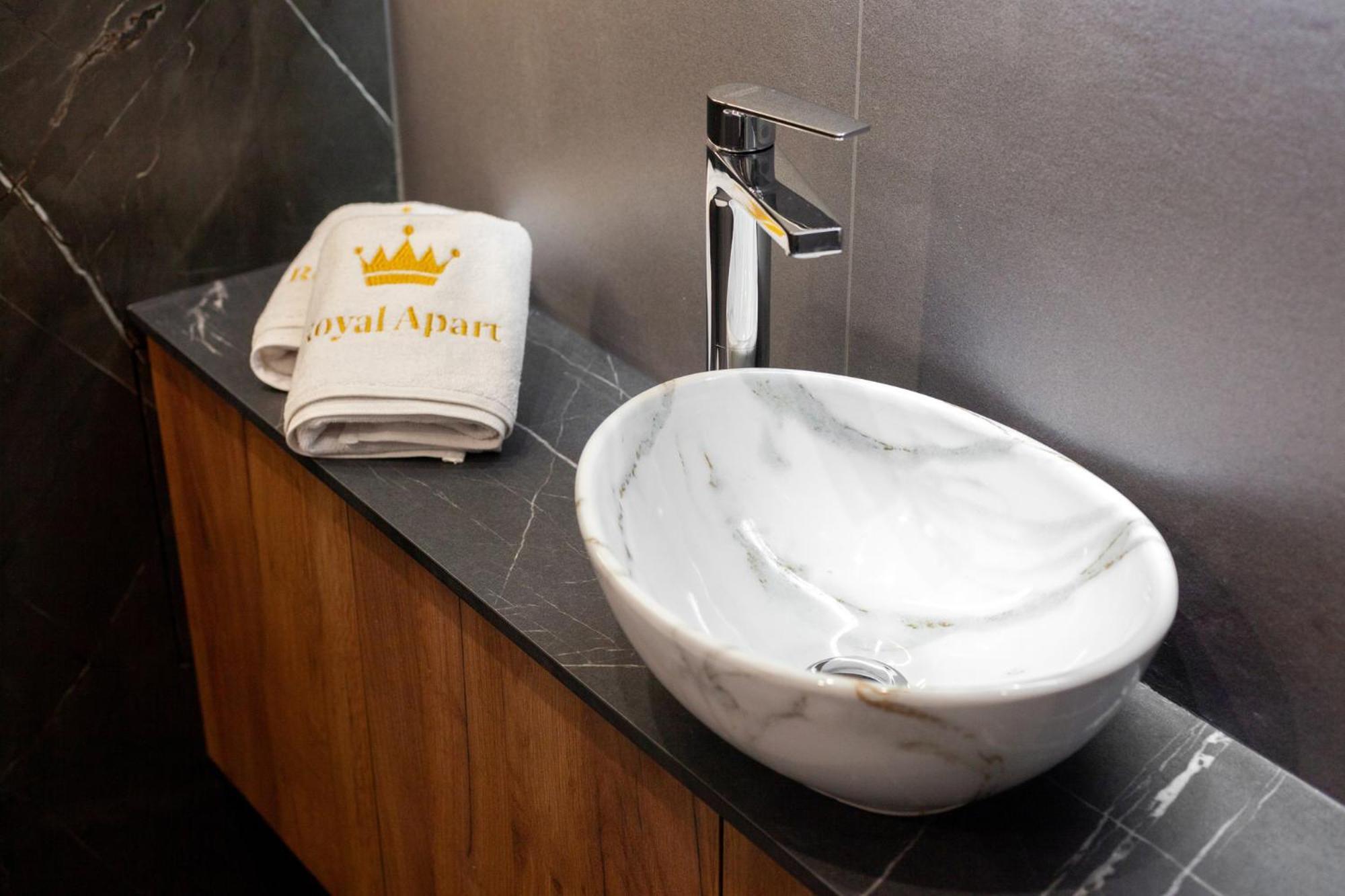 Royal Romantic Apartment With Bathtub Lviv Kültér fotó
