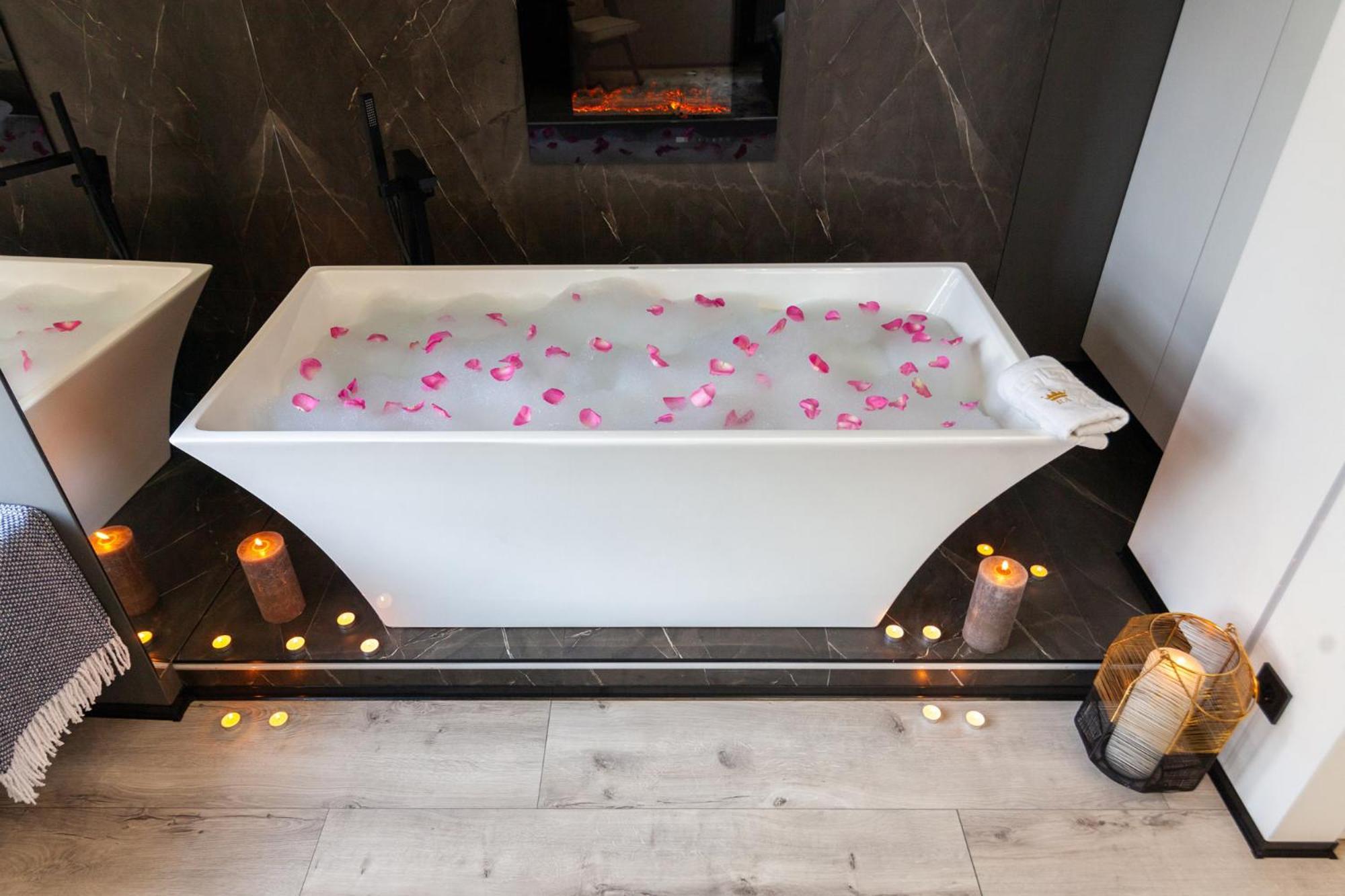 Royal Romantic Apartment With Bathtub Lviv Kültér fotó