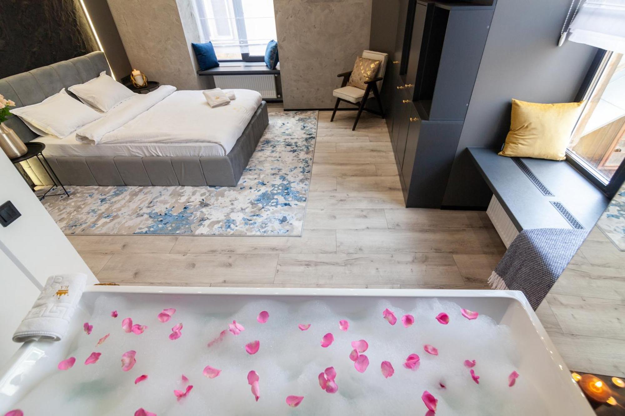 Royal Romantic Apartment With Bathtub Lviv Kültér fotó