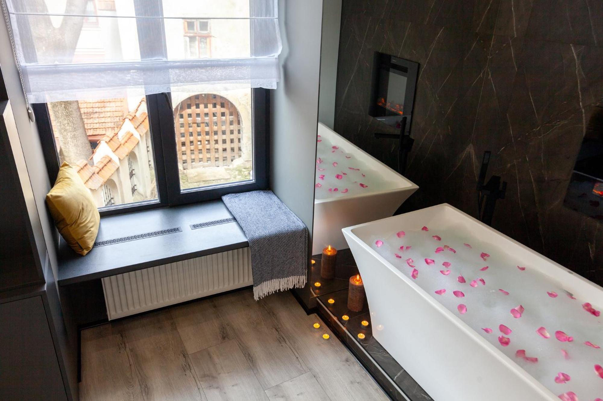 Royal Romantic Apartment With Bathtub Lviv Kültér fotó