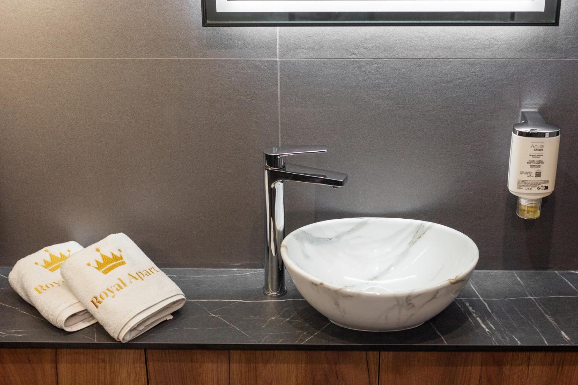 Royal Romantic Apartment With Bathtub Lviv Kültér fotó