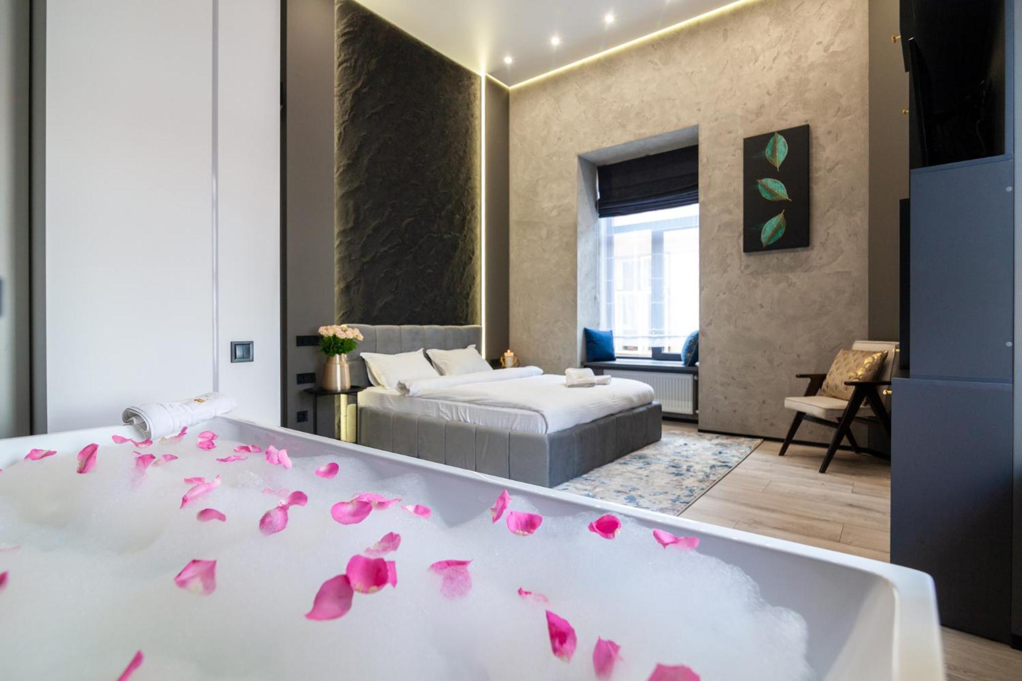 Royal Romantic Apartment With Bathtub Lviv Kültér fotó
